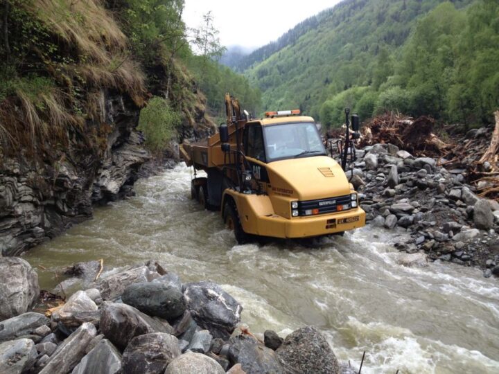 Dumper i elv